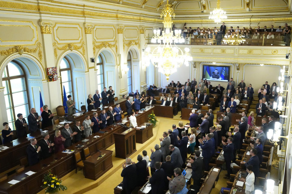 Českí poslanci tlieskajú ukrajinskému prezidentovi Volodymyrovi Zelenskému počas videokonferencie v parlamente v Prahe, 15. júna 2022. FOTO: TASR/AP