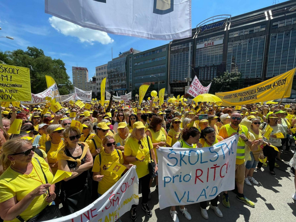 Protest učiteľov v centre Bratislavy. FOTO: HN/&Aacute;kos Cs&eacute;plő