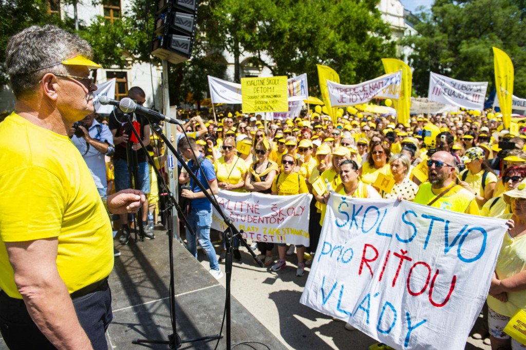Predseda &scaron;kolsk&yacute;ch odborov Pavel Ondek počas protestu Odborov&eacute;ho zv&auml;zu pracovn&iacute;kov &scaron;kolstva a vedy na Slovensku. FOTO: TASR/Jakub Kotian