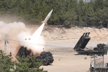 Na snímke raketa bola vystrelená počas spoločného cvičenia amerických a juhokórejských vojsk na neupresnenom mieste v Južnej Kórei. FOTO: TASR/AP