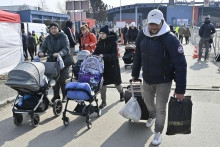 Utečenci z Ukrajiny na hraničnom priechode vo Vyš�nom Nemeckom. FOTO TASR - Roman Hanc