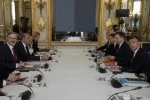 Francúzsky prezident Emmanuel Macron a český premiér Petr Fiala. FOTO: TASR/AP
