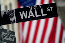 Nápis na Wall Street pred newyorskou burzou v New Yorku. FOTO: Reuters