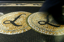 &lt;p&gt;Neschopnosť Bank of England rázne voči inflácii zasiahnuť si vyberie daň v podobe oslabenia britskej libry. Na mozaike v Londýne po nej ľudia už šliapu. FOTO: Reuters&lt;/p&gt;