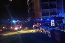 Hasiči zasahovali počas požiaru v paneláku v meste Handlová vo štvrtok v noci 16. júna. Nočný požiar si vyžiadal štyri obete. FOTO: TASR/Polícia Slovenskej republiky