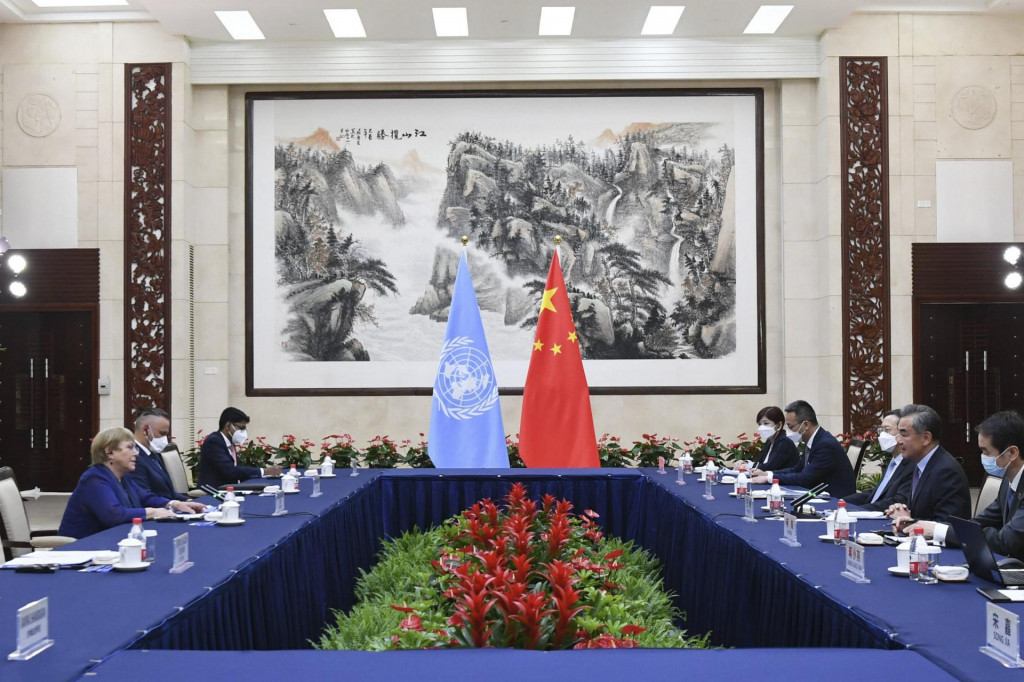 &lt;p&gt;Vysoká komisárka OSN pre ľudské práva Michelle Bacheletová a čínsky minister zahraničných vecí Wang I počas stretnutia v Číne, 23. mája 2022. FOTO: TASR/AP&lt;/p&gt;