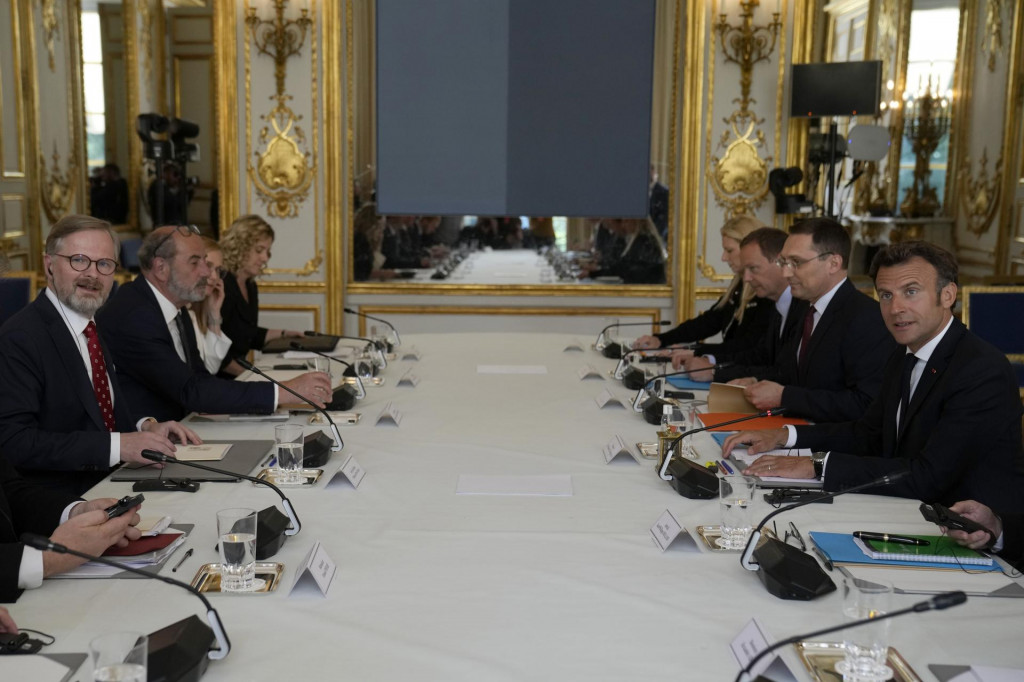 Francúzsky prezident Emmanuel Macron a český premiér Petr Fiala. FOTO: TASR/AP
