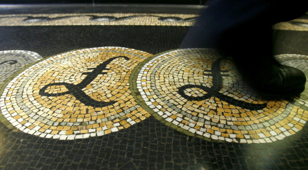 Neschopnosť Bank of England rázne voči inflácii zasiahnuť si vyberie daň v podobe oslabenia britskej libry. Na mozaike v Londýne po nej ľudia už šliapu. FOTO: Reuters
