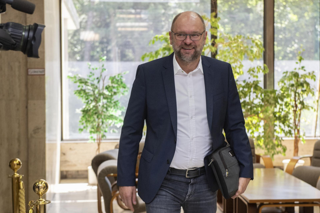 Na sn&iacute;mke podpredseda vl&aacute;dy a minister hospod&aacute;rstva SR Richard Sul&iacute;k pred zasadnut&iacute;m vl&aacute;dy SR 15. j&uacute;na 2022 v Bratislave. FOTO TASR - Pavel Neubauer SN&Iacute;MKA: Pavel Neubauer