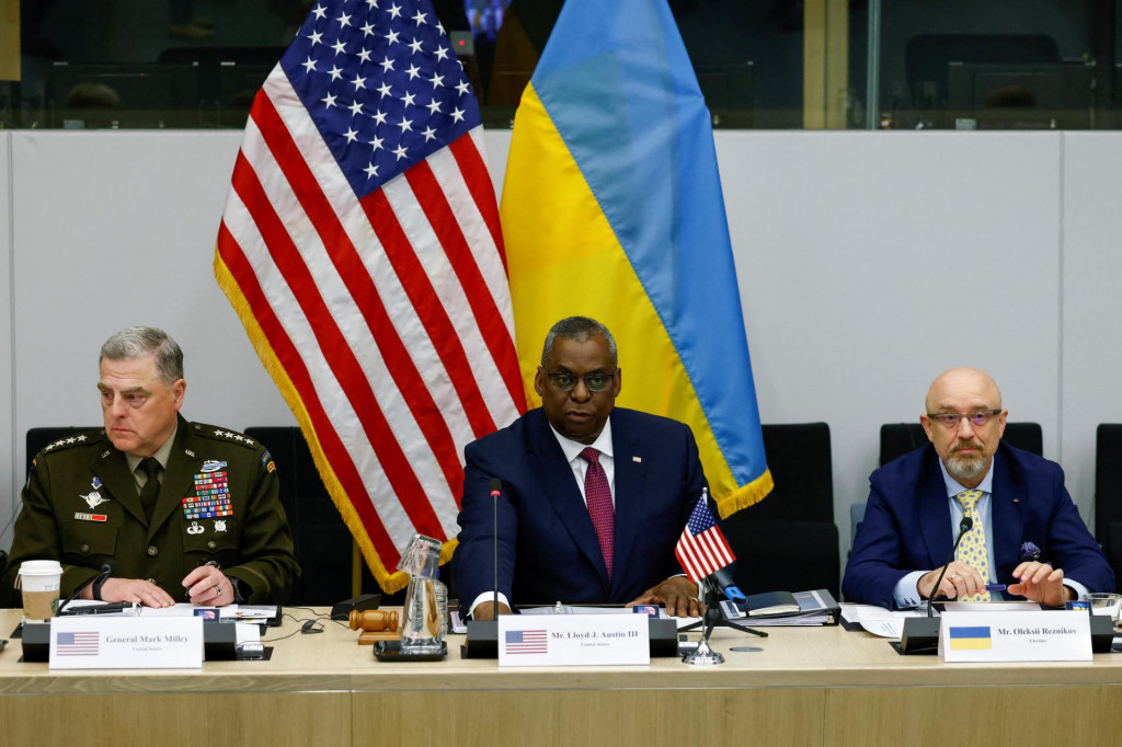 Predstavitelia USA a minister obrany Ukrajiny Oleksii Reznikov, 15. j&uacute;na 2022. FOTO: REUTERS/Yves Herman