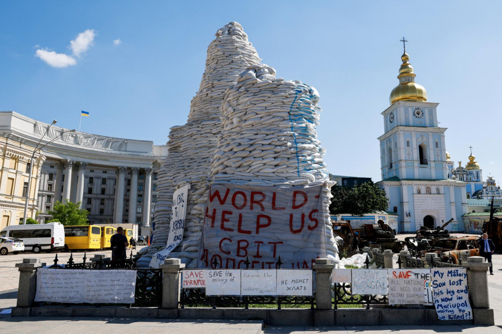 &lt;p&gt;Nápis ”Svet - pomôž nám” na Pamätníku kňažnej Oľgy v Kyjeve. FOTO: Reuters&lt;/p&gt;