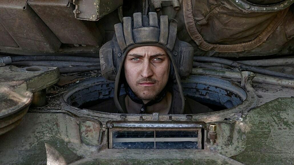 Ukrajinsk&yacute; vojak v tanku v Doneckej oblasti. FOTO: Reuters