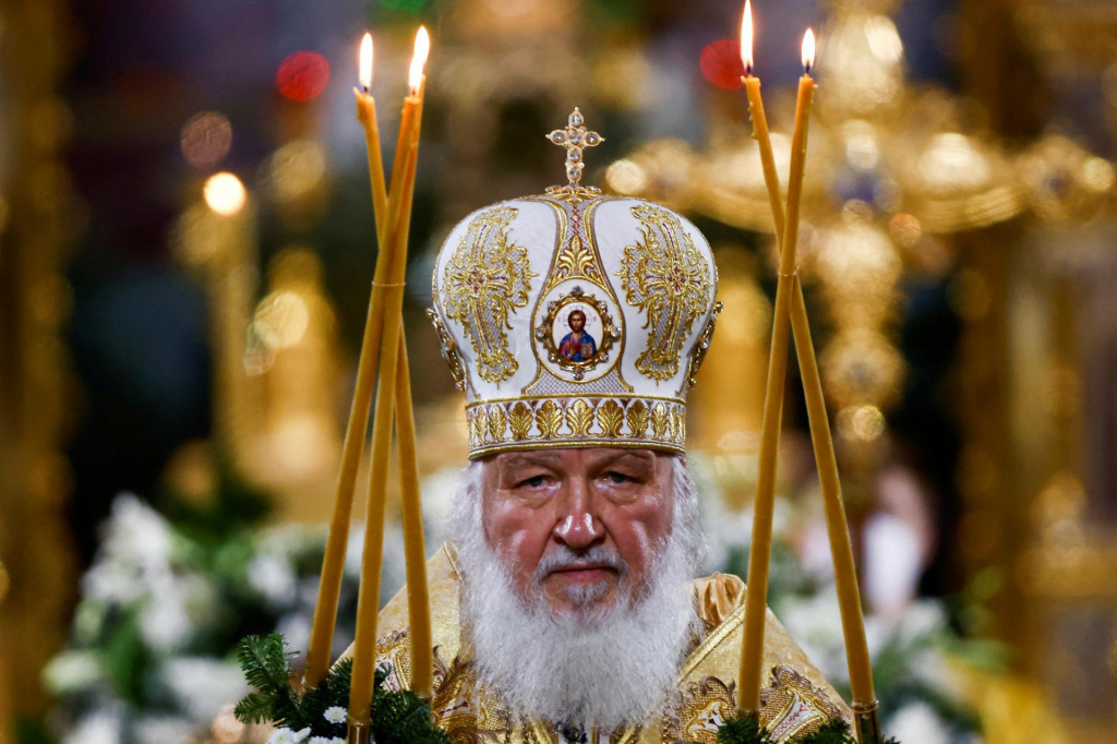 Patriarcha Moskvy a celého Ruska Kirill vedie pravoslávnu vianočnú bohoslužbu v Katedrále Krista Spasiteľa v Moskve. FOTO: REUTERS/Maxim Shemetov