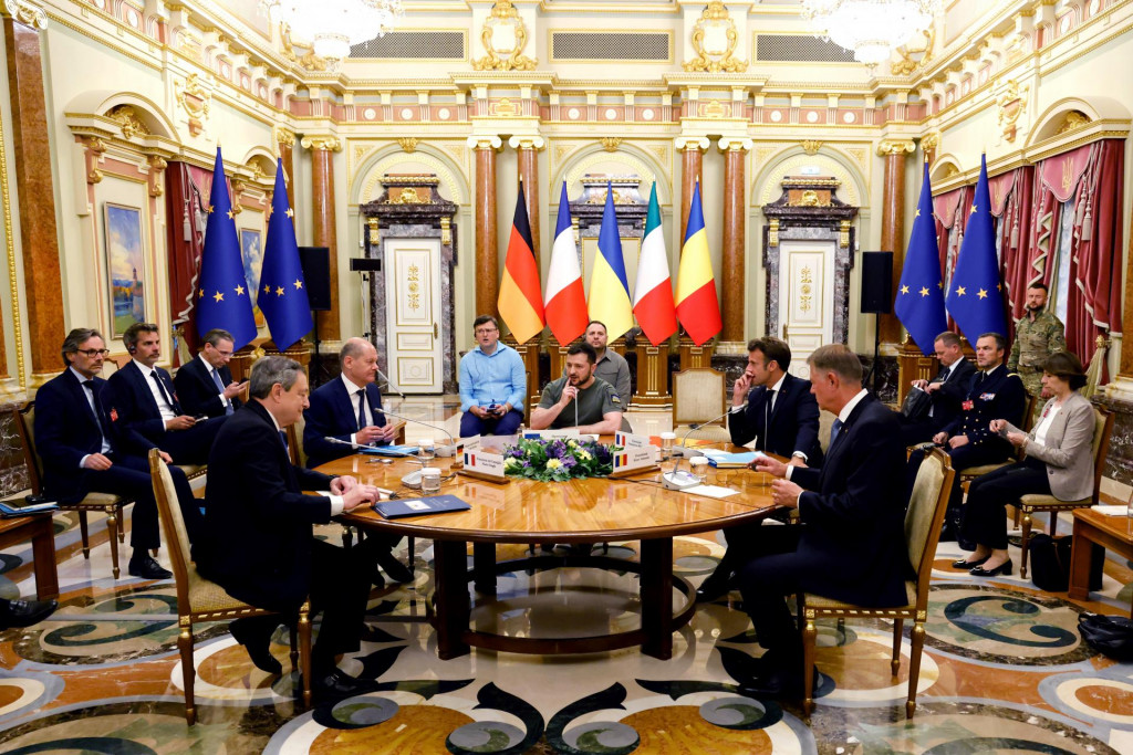 &lt;p&gt;Ukrajinský prezident Volodymyr Zelenskyj, francúzsky prezident Emmanuel Macron, nemecký kancelár Olaf Scholz, taliansky premiér Mario Draghi a rumunský prezident Klaus Iohannis počas stretnutia v Kyjeve, 16. júna 2022. FOTO: TASR/AP&lt;br /&gt;
 &lt;/p&gt;