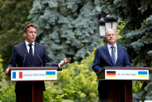 &lt;p&gt;Francúzsky prezident Macron na nemecký kancelár Scholz. FOTO: REUTERS&lt;/p&gt;