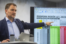 Igor Matovič počas tlačovej konferencie na tému pomoc rodinám. FOTO: TASR/Jakub Kotian