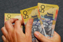 &lt;p&gt;Austrálske doláre. FOTO: REUTERS/Daniel Munoz &lt;/p&gt;