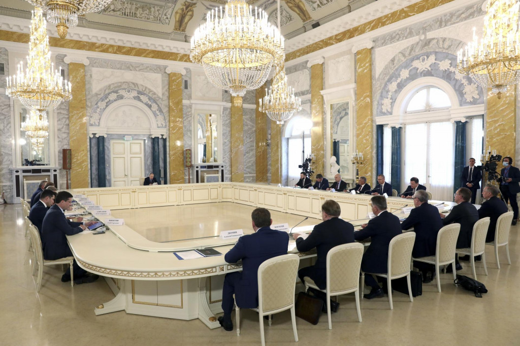&lt;p&gt;Ruský prezident Vladimir Putin reční počas stretnutia so zástupcami obchodu na ekonomickom fóre v Petrohrade. FOTO: TASR/AP&lt;br /&gt;
 &lt;/p&gt;