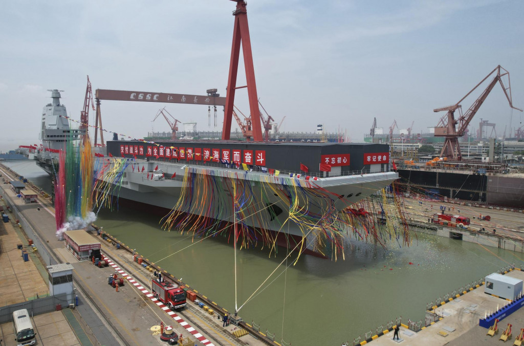 Na snímke lietadlová loď Fu-ťien počas osláv spustenia na vodu v lodenici v meste Šanghaj 17. júna 2022. FOTO TASR/AP