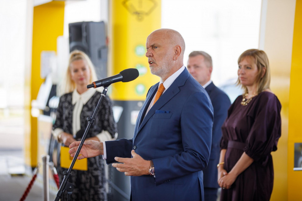 Gener&aacute;lny riaditeľ Slovnaftu Oszk&aacute;r Vil&aacute;gi pri otvoren&iacute; čerpac&iacute;ch stan&iacute;c pri Pohraniciach v okrese Nitra. FOTO: Slovnaft