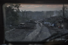 &lt;p&gt;Vraky áut sa nachádzajú pozdĺž cesty počas ťažkých bojov na frontovej línii v meste Severodoneck v Luhanskej oblasti. FOTO: TASR/AP&lt;/p&gt;