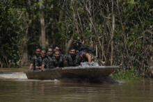 &lt;p&gt;PK 12 Atalaia do Norte - Brazílski vojaci sa plavia po Amazonke počas pátrania po nezvestnom britskom novinárovi Domovi Phillipsovi a brazílskom odborníkovi na domorodých obyvateľov Brunovi Pereirovi v Atalaia do Norte.&lt;/p&gt;