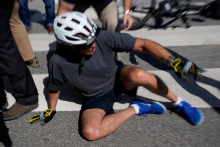 Americký prezident Joe Biden spadol z bicykla. FOTO: Reuters