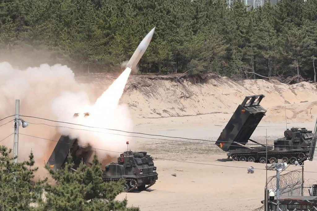 &lt;p&gt;Raketa vystrelená počas spoločného cvičenia amerických a juhokórejských vojsk na neupresnenom mieste v Južnej Kórey. FOTO: TASR/AP&lt;/p&gt;