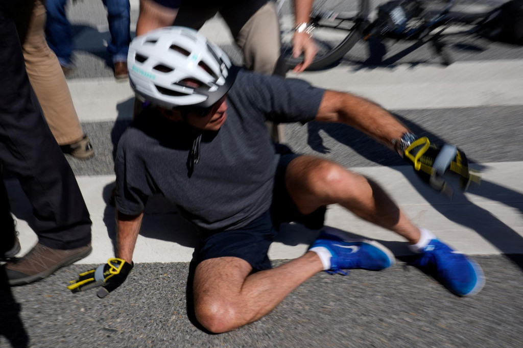 &lt;p&gt;Americký prezident Joe Biden spadol z bicykla. FOTO: Reuters&lt;/p&gt;