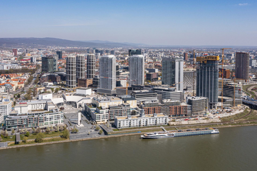 Z&aacute;ber z dronu na v&yacute;stavbu a budovy na n&aacute;brež&iacute; Dunaja v Bratislave. TASR/Michal Sv&iacute;tok