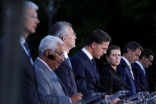 Holandský premiér Mark Rutte (v strede). FOTO: REUTERS/Eva Plevier 
