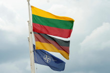 &lt;p&gt;Litovská, nemecká a NATO zástava. FOTO: REUTERS/Ints Kalnins&lt;/p&gt;