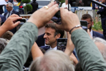 &lt;p&gt;Emmanuel Macron zdraví svojich priaznivcov v druhom kole francúzskych parlamentných volieb vo volebnej miestnosti v Le Touquet-Paris-Plage, 19. júna 2022. FOTO: REUTERS/Pascal Rossignol&lt;/p&gt;