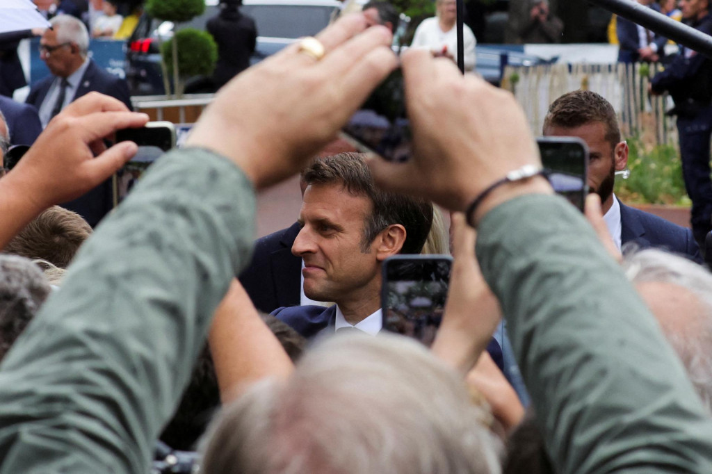 &lt;p&gt;Emmanuel Macron zdraví svojich priaznivcov v druhom kole francúzskych parlamentných volieb vo volebnej miestnosti v Le Touquet-Paris-Plage, 19. júna 2022. FOTO: REUTERS/Pascal Rossignol&lt;/p&gt;