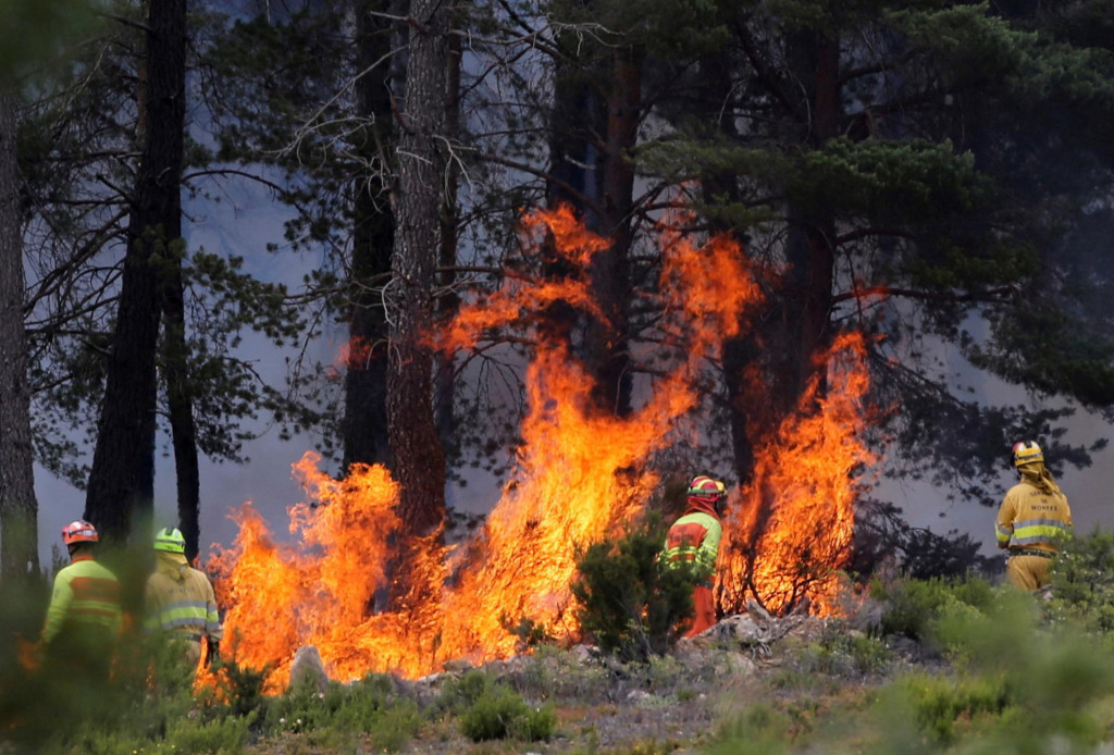 Hasiči pracujú na hasení požiaru v Sierra de la Culebra neďaleko Ferreras de Arriba, Zamora, Španielsko, 19. júna 2022. FOTO: REUTERS/Isabel Infantes