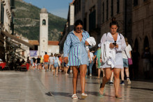 Turisti kráčajú po ulici Stradun v Dubrovníku v Chorvátsku. FOTO: Reuters