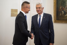 &lt;p&gt;Dprava slovenský minister zahraničných vecí Ivan Korčok si podáva ruku s maďarským ministrom vonkajších ekonomických vzťahov a zahraničných vecí Péterom Szijjártóm.&lt;br /&gt;
FOTO: TASR/DUNA/MTI&lt;/p&gt;