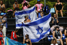 Izraelské vlajky. FOTO: REUTERS/Lisa Leutner