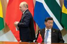 Čínsky prezident Si Ťin-pching a ruský prezident Vladimir Putin sa zúčastňujú stretnutia s členmi obchodnej rady a manažmentom Novej rozvojovej banky v Brazílii. FOTO: Reuters