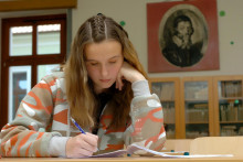 Deti z Ukrajiny museli robiť prijímacie testy na stredné školy v slovenskom jazyku. Pre mnohých to bolo znevýhodnenie. ILUSTRAČNÉ FOTO: TASR/R. Stoklasa