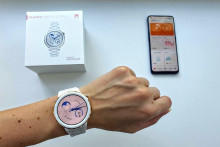 Huawei Watch GT3 Pro majú v balení aj malý skrutkovač na prípadné odobranie dielikov z remienku. SNÍMKA: HN/Alžbeta Harry Gavendová