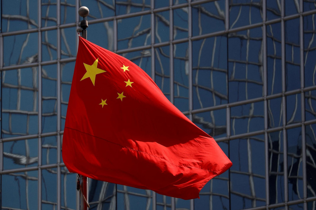Čínska vlajka. FOTO: REUTERS/Thomas Peter