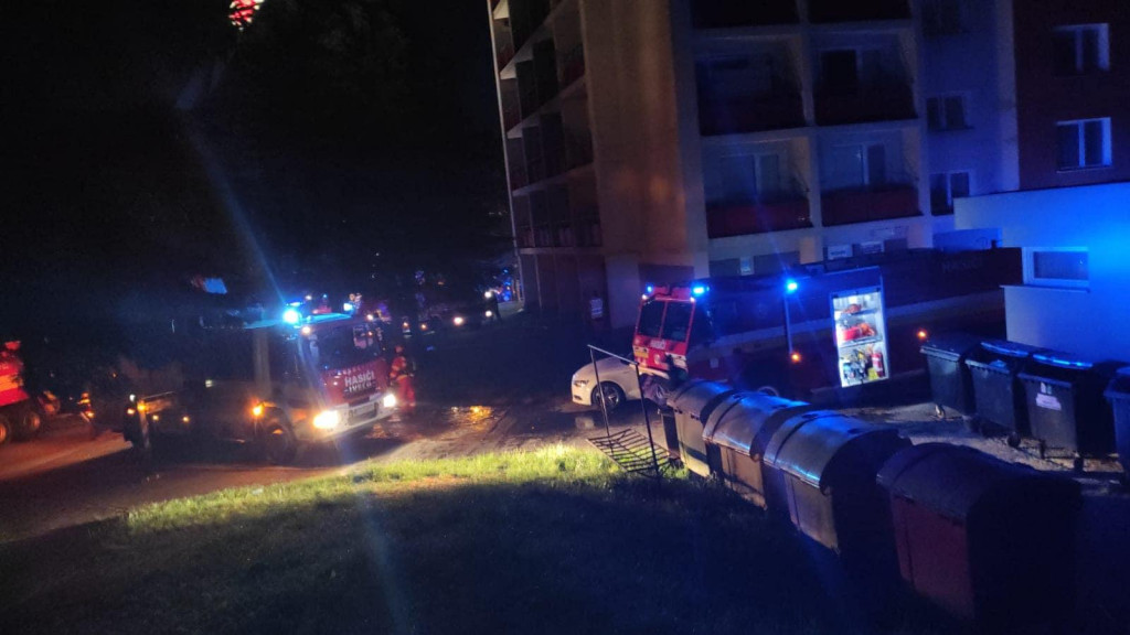 Hasiči zasahujú počas požiaru v paneláku v meste Handlová. FOTO: Polícia Slovenskej Republiky