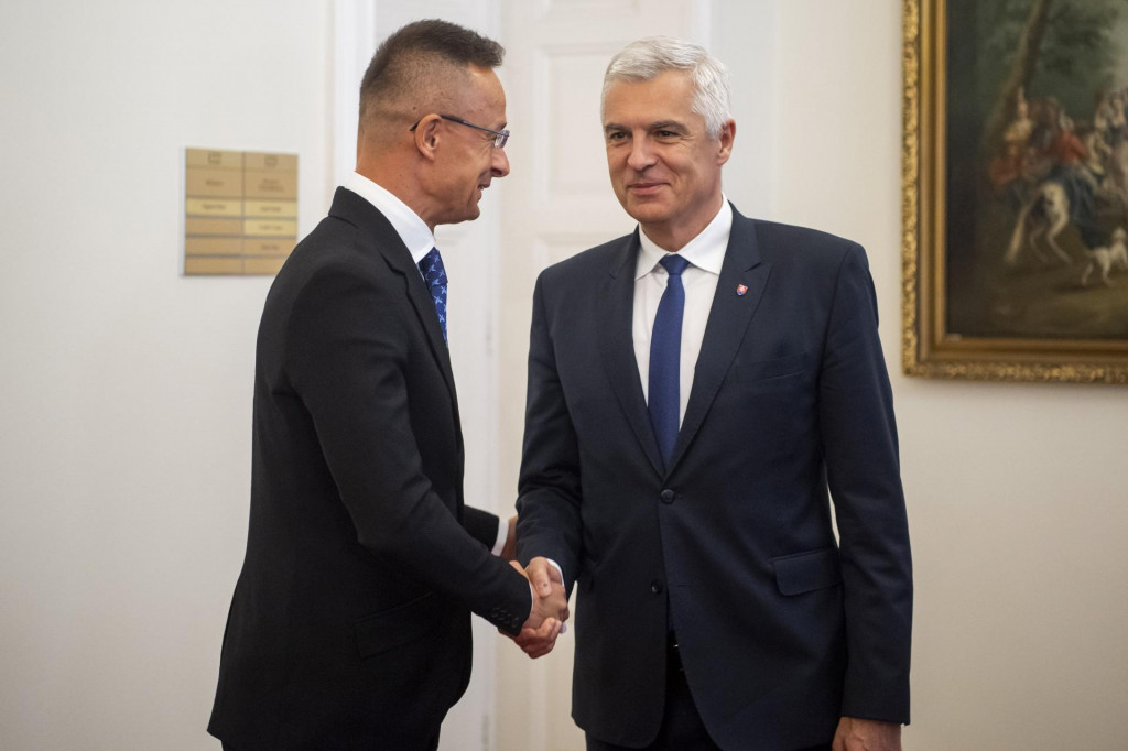 Dprava slovenský minister zahraničných vecí Ivan Korčok si podáva ruku s maďarským ministrom vonkajších ekonomických vzťahov a zahraničných vecí Péterom Szijjártóm.
FOTO: TASR/DUNA/MTI