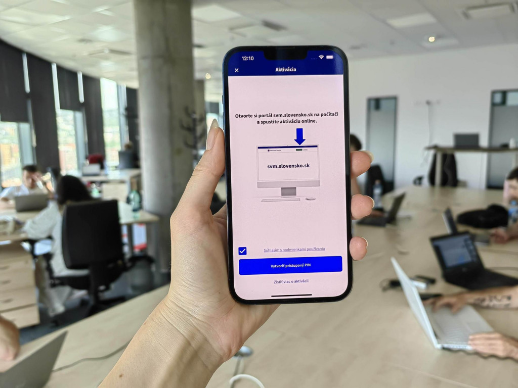 Slovensko v mobile je aplik&aacute;cia, cez ktor&uacute; bude občan Slovenskej republiky komunikovať s &uacute;radmi a &scaron;t&aacute;tnou spr&aacute;vou. Zatiaľ je tu v&scaron;ak len zlomok možnost&iacute;. FOTO: HN/Alžbeta Harry Gavendov&aacute;