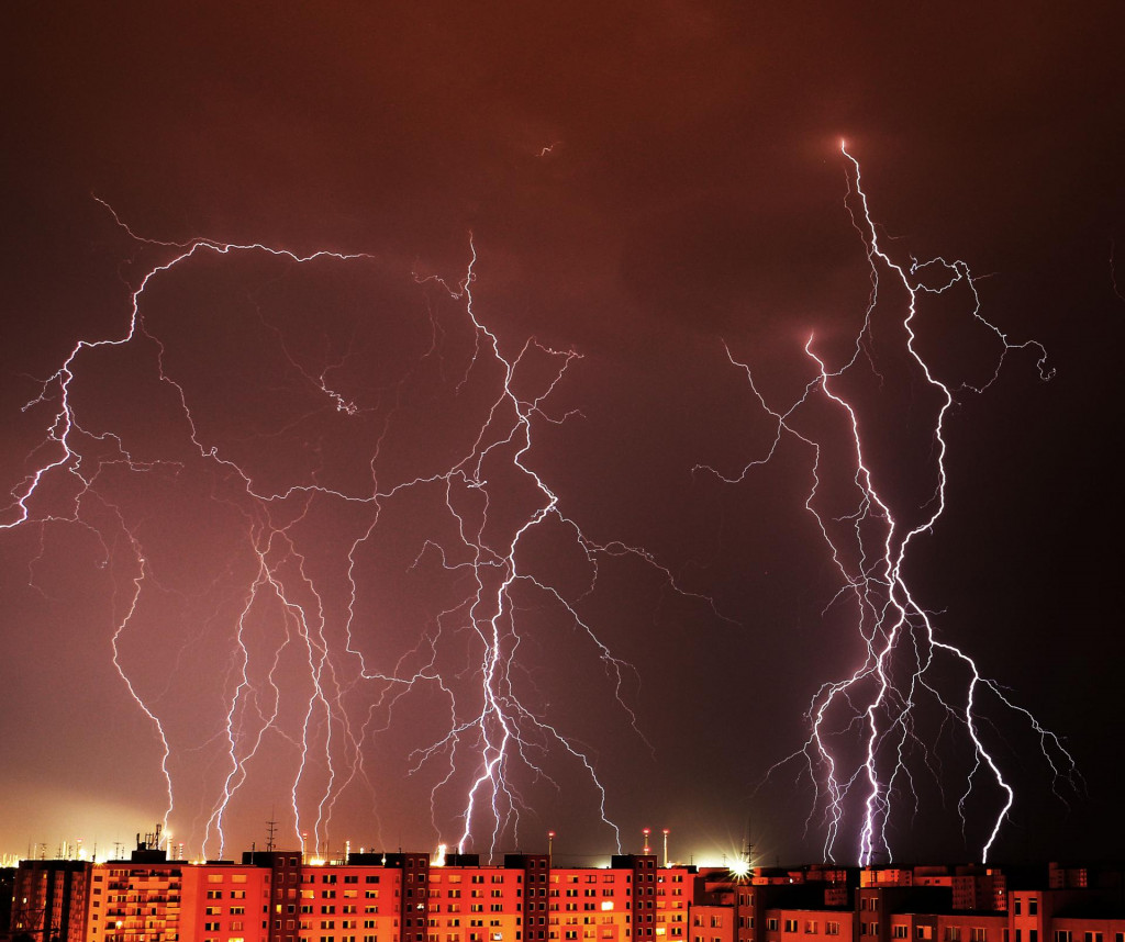 &lt;p&gt;Archívna fotografia búrky v Bratislave. FOTO: Marek Kmeť&lt;/p&gt;