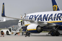 &lt;p&gt;Lietadlo spoločnosti Ryanair parkuje na dráhe letiska. FOTO: TASR/AP&lt;/p&gt;