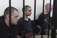 WA 39 Doneck - Dvaja britskí občania, 28-ročný Aiden Aslin (vľavo), 48-ročný Shaun Pinner (vpravo) a Maročan Bráhím Saadún (uprostred) sedia za mrežami v súdnej sieni v neuznanej Doneckej ľudovej republike v Donecku na východe Ukrajiny. FOTO TASR/AP