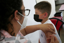 &lt;p&gt;Doktorka očkuje malého chlapca vakcínou na vírus COVID-19. FOTO: Reuters&lt;/p&gt;