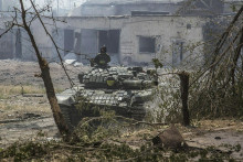 Vojaci brániaci takmer zničené ukrajinské mesto Severodoneck. FOTO: TASR/AP